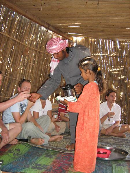 d3_koffie_en_dadels2.JPG - Arabische koffie en dadels als welkom.