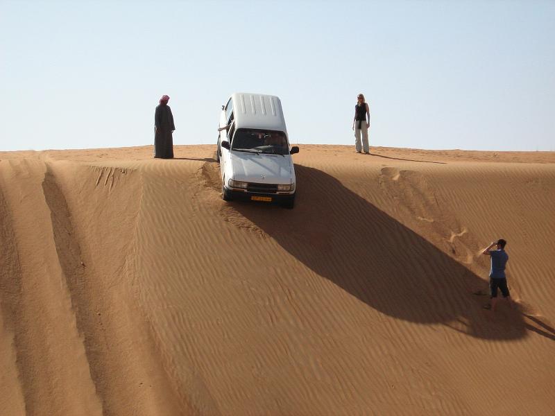 d4_desert_tocht2.JPG - Heuvel af. Op deze foto lijkt het niet zo spectaculair. De volgende foto geeft een beter idee van de diepte.