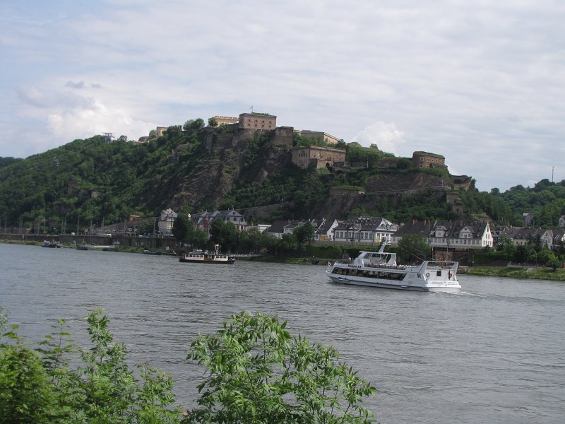 ehrenbreitstein.jpg - Aan de overkant van het Deutsches Eck ligt de grote vesting Ehrenbreitstein.