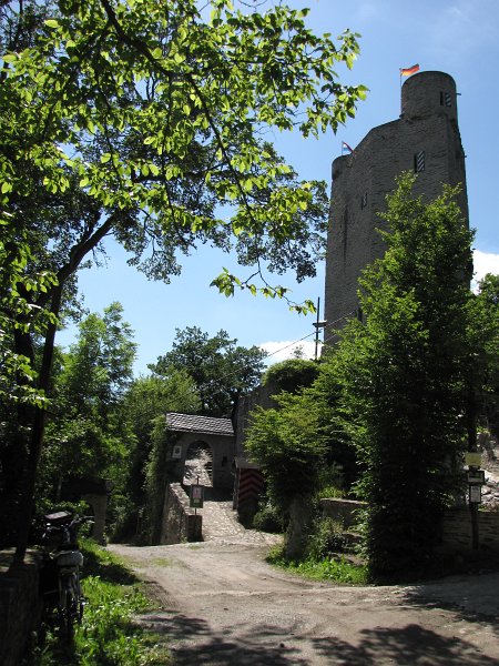 laurenburg.jpg - Bij de ruïne van burg Laurenburg dalen we via een paar haarspeldbochten weer af naar de rivier.