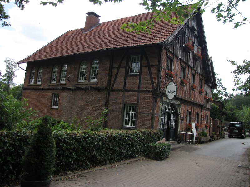 pleistermuhle.jpg - Via de fietsrondweg verlaten we de stad aan de oostzijde en langs de mooie Pleistermühle zoeken we het fietspad langs de Werse weer op richting camping.