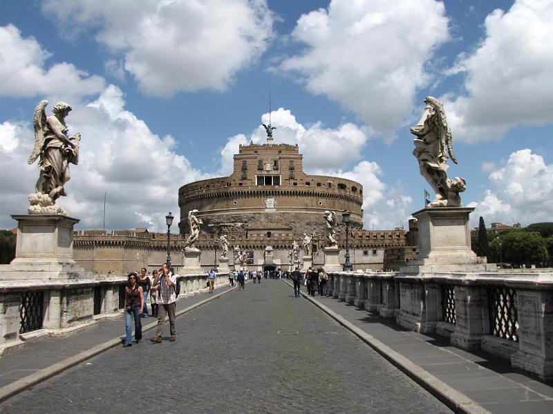 castel_sant_angelo.jpg - Ook een bekende uit de film Angels and Demons, Castel Sant' Angelo (de Engelenburcht). De brug over de Tiber met de 10 engelenbeelden van Bernini is  de Ponte Sant' Angelo.De burcht is oorspronkelijk gebouwd als  mausoleum van keizer Hadrianus. Later versterkt en vergroot als schuilplaats en schatkamer van de paus. Tegenwoordig is het een museum.