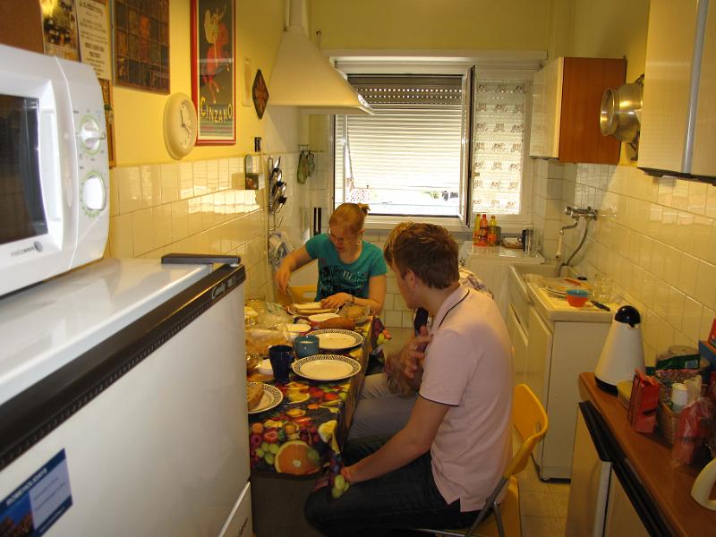 keuken_apartement.jpg - Foto van de keuken gemaakt op vrijdagochtend. Tina en Wil zijn donderdagmiddag (hemelvaartsdag) ook in Rome gearriveerd. De woonkamer is dan ook slaapkamer geworden, dus we eten gezellig in de keuken.