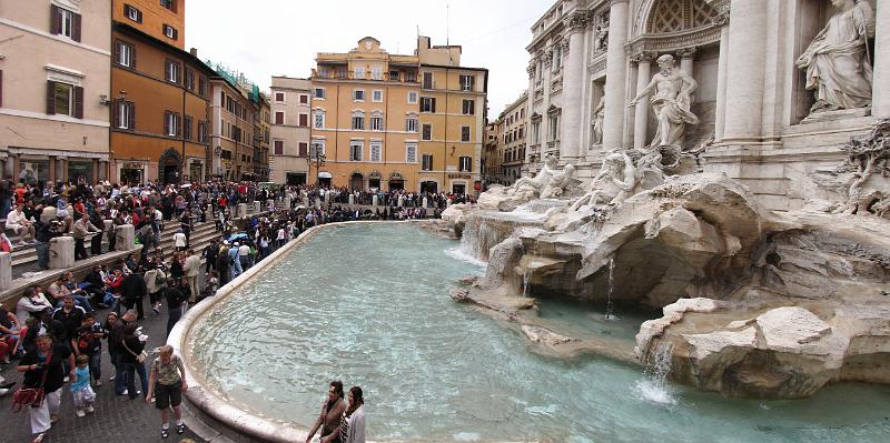 trevi_fontein.jpg - Druk, altijd druk. We zijn een paar keer bij de Trevi fontein geweest (vlak in de buurt lag namelijk een prima italiaans ijswinkeltje) en het was er altijd druk tot zeer druk. Heb je echter eenmaal een zitplekje gevonden dan is het een prima plekje om, (met een lekker ijsje) naar dit internationale samenzijn te zitten kijken.