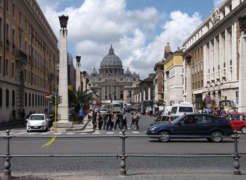 via_della_conciliazone.jpg - Veel toeristen op de Via della conciliazone, met op de achergrond de Basilica di San Pietro (klinkt zo mooi op z'n italiaans).