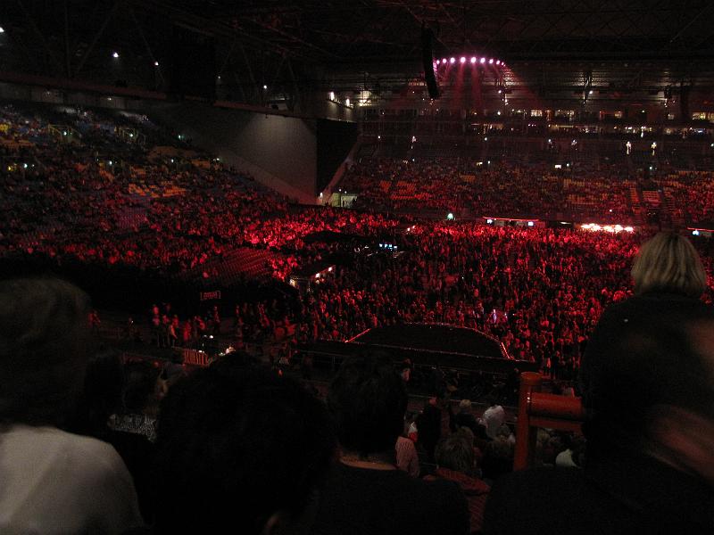 concert_gelredome.jpg - Het Gelredome stroomt langzaam vol. Veel rood, maar het kleurt toch voornamelijk "rosso" door de verlichting.