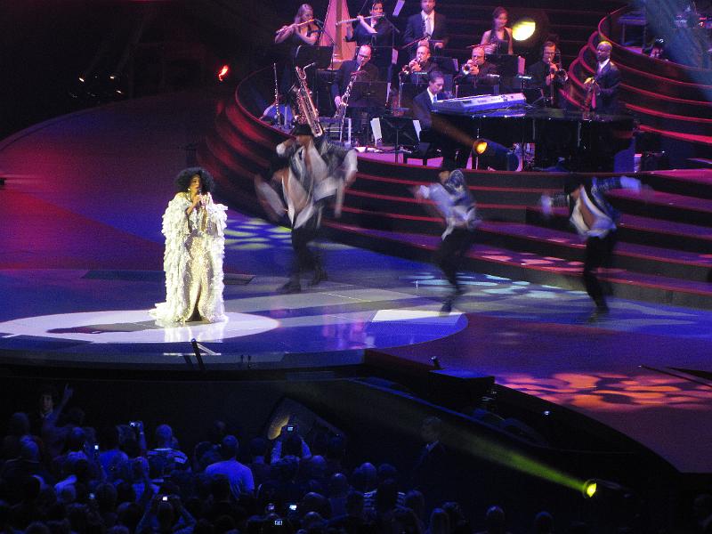 diana_ross_in_wit.jpg - Een kleine verkleedpartij. Nu in het wit.