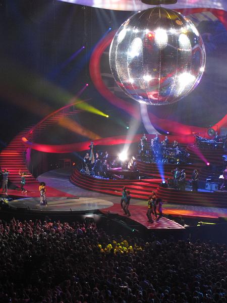 gelredome_lichtbal.jpg - Vanuit het plafond zakt een enorme.....ja wat is het.....kerstbal?