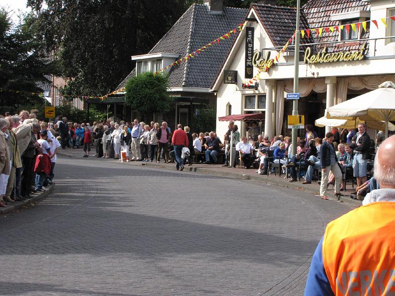 vuelta_centrum_rolde_2edoorkomst.JPG - De 2e doorkomst loopt door het centrum van het dorp richting Gieten. Een drukte van belang langs de straat en op de terrasjes.
