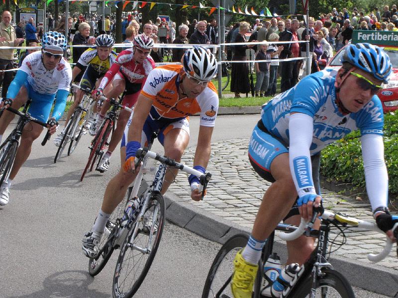 vuelta_etappe2_kopgroep_rolde.JPG - De kopgroep met daarin 2 nederlanders. Van voor naar achter:Dominik Roels (Milram), Tom Leezer (Rabobank), David Garcia (Continentpolis), Jose Martinez (Andalucia Cajasar) en achteraan Lieuwe Westra van VacanSoleil.