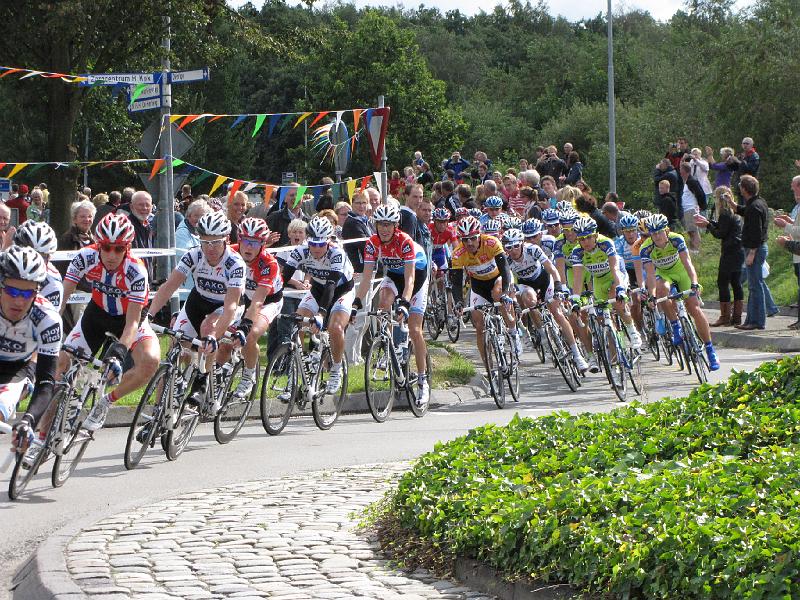 vuelta_etappe2_peloton.JPG - Na 5 minuten komt dan het peloton. In het midden de gouden leiderstrui van Fabian Cancellara.