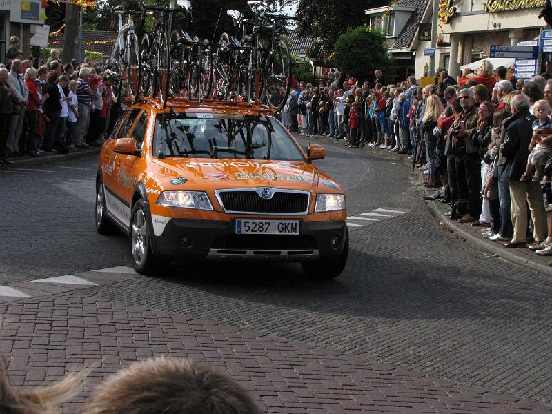 vuelta_euskaltel_materiaalwagen.JPG - Dan nog een paar foto's gemaakt van de fraai gekleurde auto's van de ploegleiders.Hier de auto van Euskaltel.