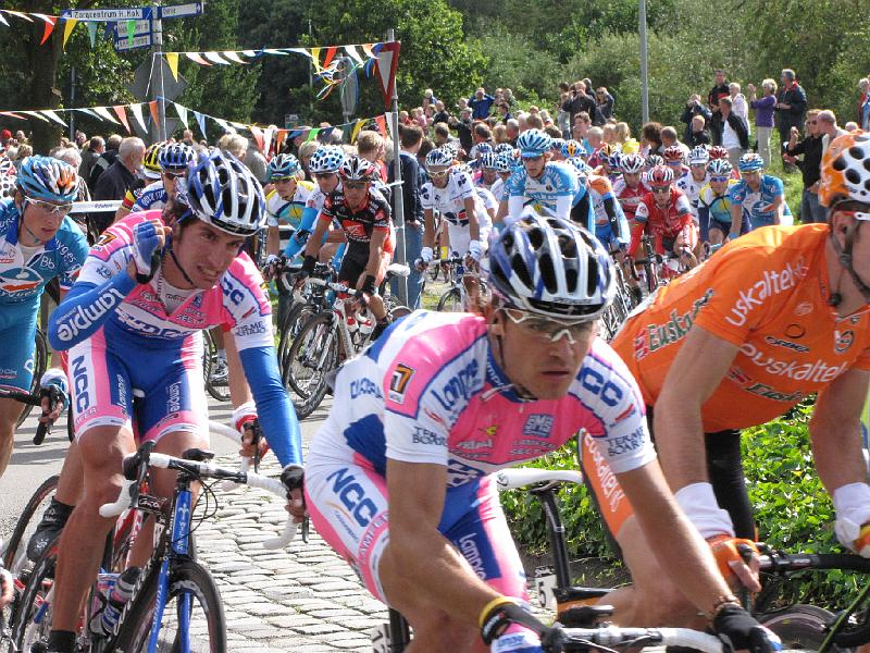 vuelta_peloton_rotonde_rolde1.JPG - Het peloton in vliegende vaart over de rotonde.