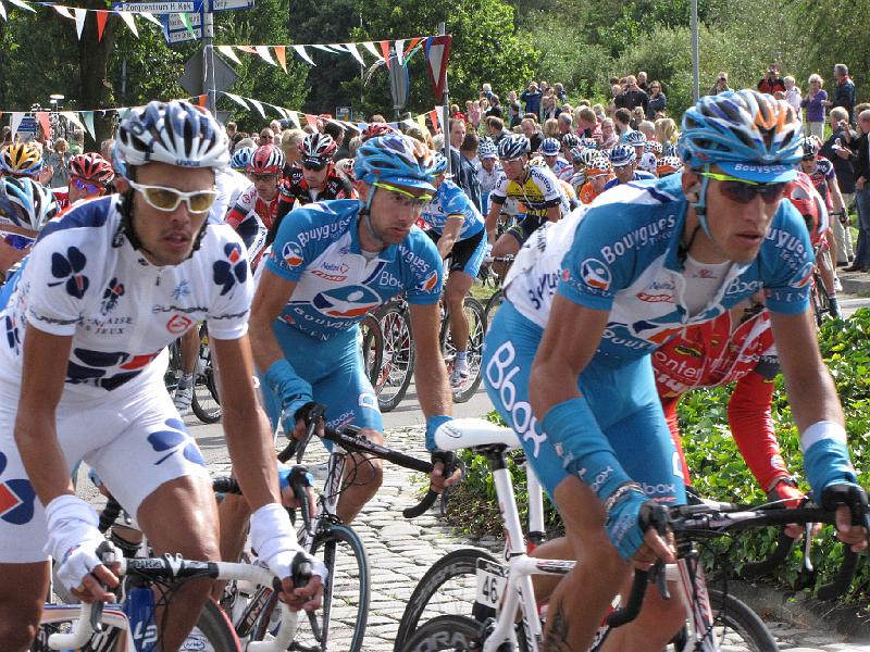 vuelta_peloton_rotonde_rolde2.JPG - Het peloton in vliegende vaart over de rotonde.