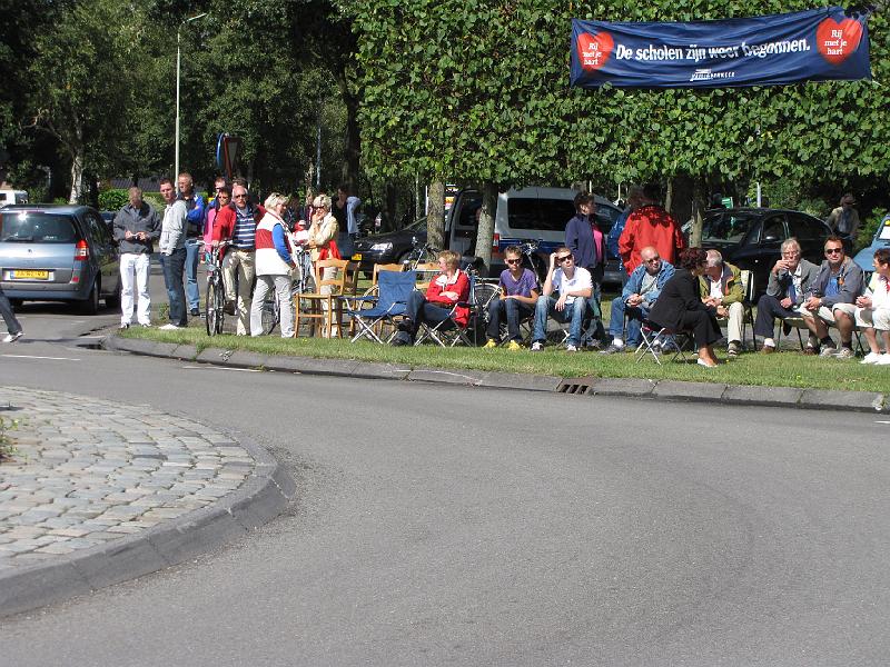 vuelta_plekje_eerste_rang.JPG - Samen met vele buurtgenoten hebben wij ons aan de rand van de rotonde een eerste rangs plaatsje uitgezocht.