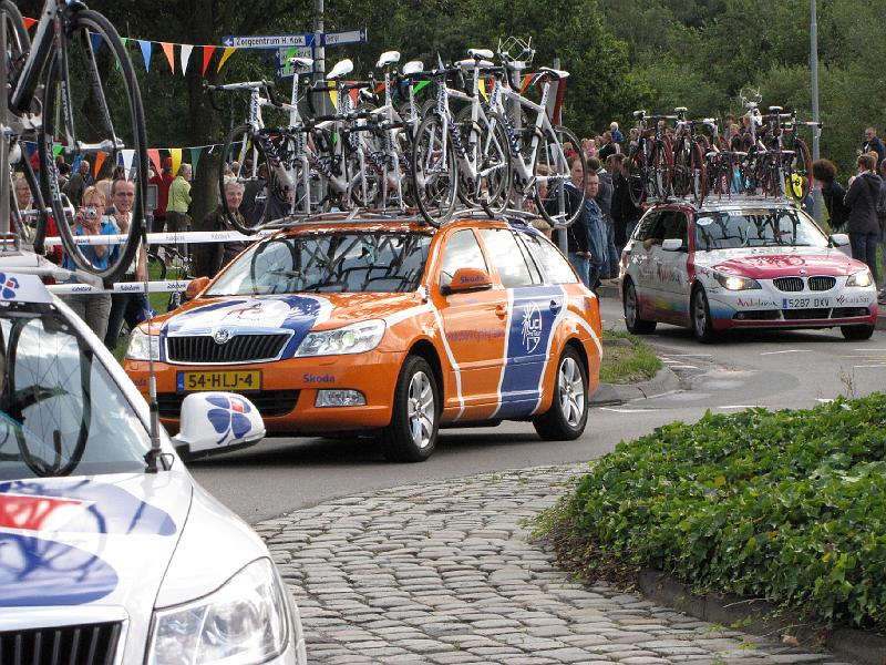 vuelta_rabobank_materiaalwagen.JPG - De ploegleiders er achter in de auto's.