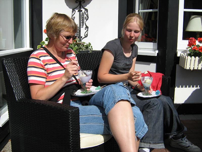 altastenberg_ijsje_eten.jpg - Lekker een sorbet op het terras van hotel Clemens in Altastenberg na een flinke wandeling van een 15 kilometer.