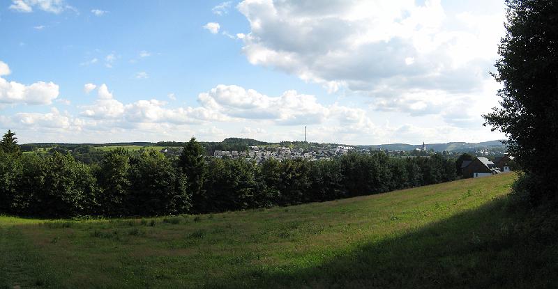 rothaarsteig_uitzicht_op_winterberg.jpg - Uitzicht op Winterberg vanaf de Rothaarsteig.