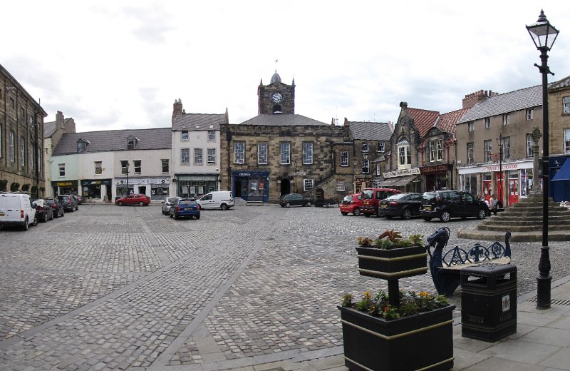 alnwick_marktplein.jpg - Alnwick castle ligt midden in het dorp. En dat dorp ziet er ook heel aardig uit. Hier een foto van het marktplein.