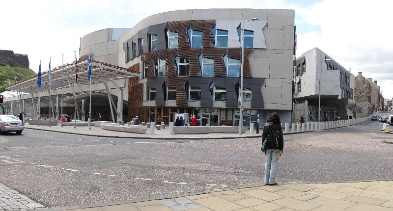 edinburgh_parlement.jpg - Tegenover Holyroodhouse ligt het nieuwe Schotse parlement.