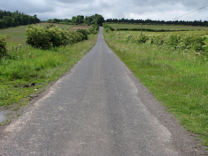 fenwick_heuvelop.jpg - Maandag, nu wel een volledige etappe van St. Cuthbert's way. Met de bus (of beter gezegd de bussen) gaan we van Wooler naar Fenwick. Hier beginnen we aan de wandeling die ons terug voert naar de camping in Wooler. Buiten Fenwick gaat het meteen lekker omhoog.