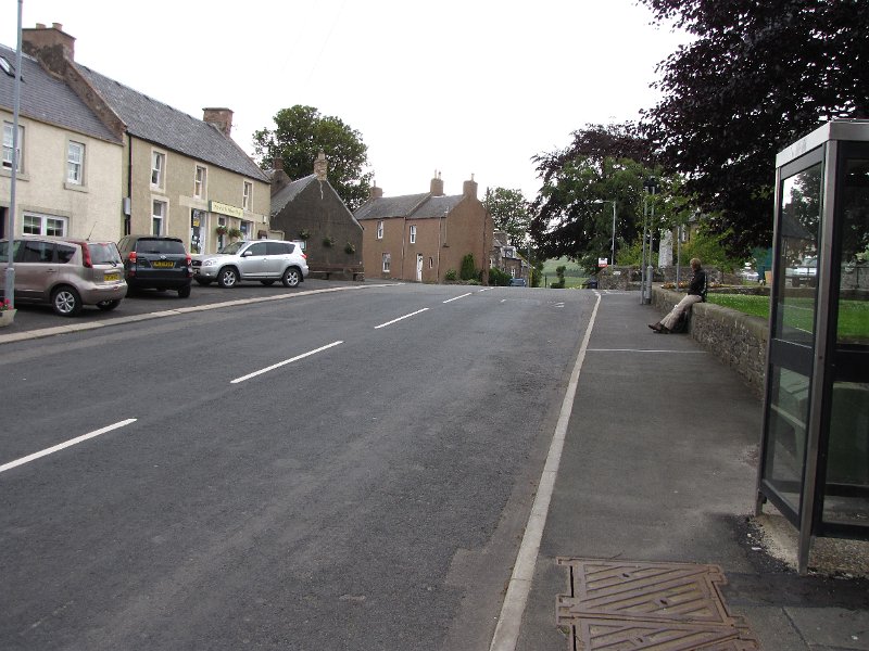 morebattle.jpg - Vrijdag, we gaan weer een deel van St. Cuthbert's way wandelen. De auto parkeren we in Morebattle en hier wachten we op de bus die ons naar Ancrum gaat brengen, het startpunt van vandaag.